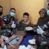 Satgas Yonif 642/Kapuas saat menggelar khitanan massal. Satgas Yonif 642/Kapuas saat menggelar khitanan massal.